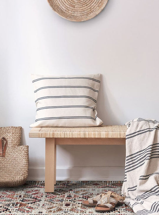 Tapis en vinyle Adama Alma Ojo, faciles à nettoyer et adaptés aux foyers actifs.