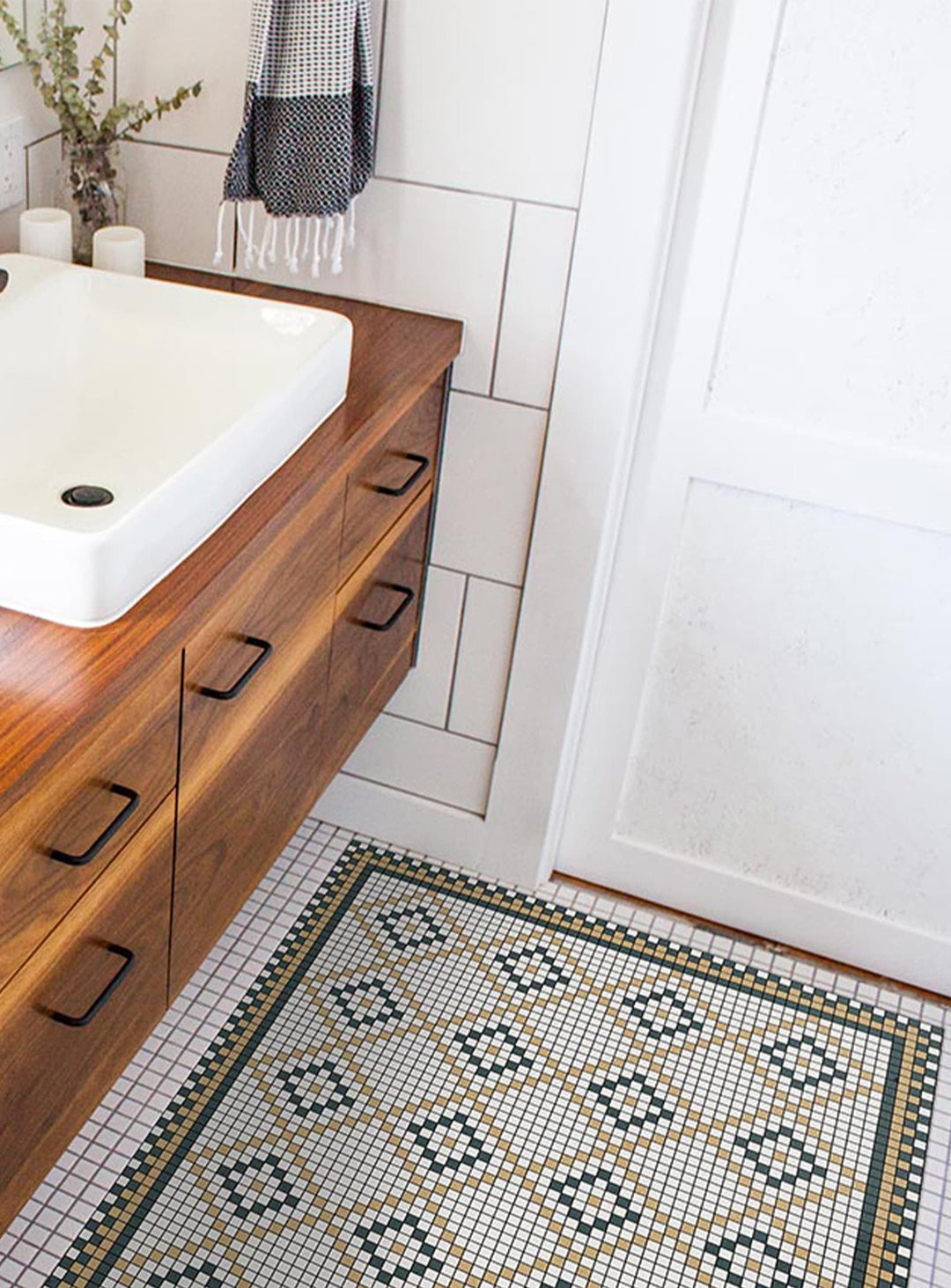 Tapis en vinyle Roma d'Adama Alma, robustesse et confort au quotidien. jaune