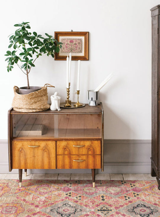 Tapis en vinyle Solara d’Adama Alma : tons orange chaleureux et modernes.