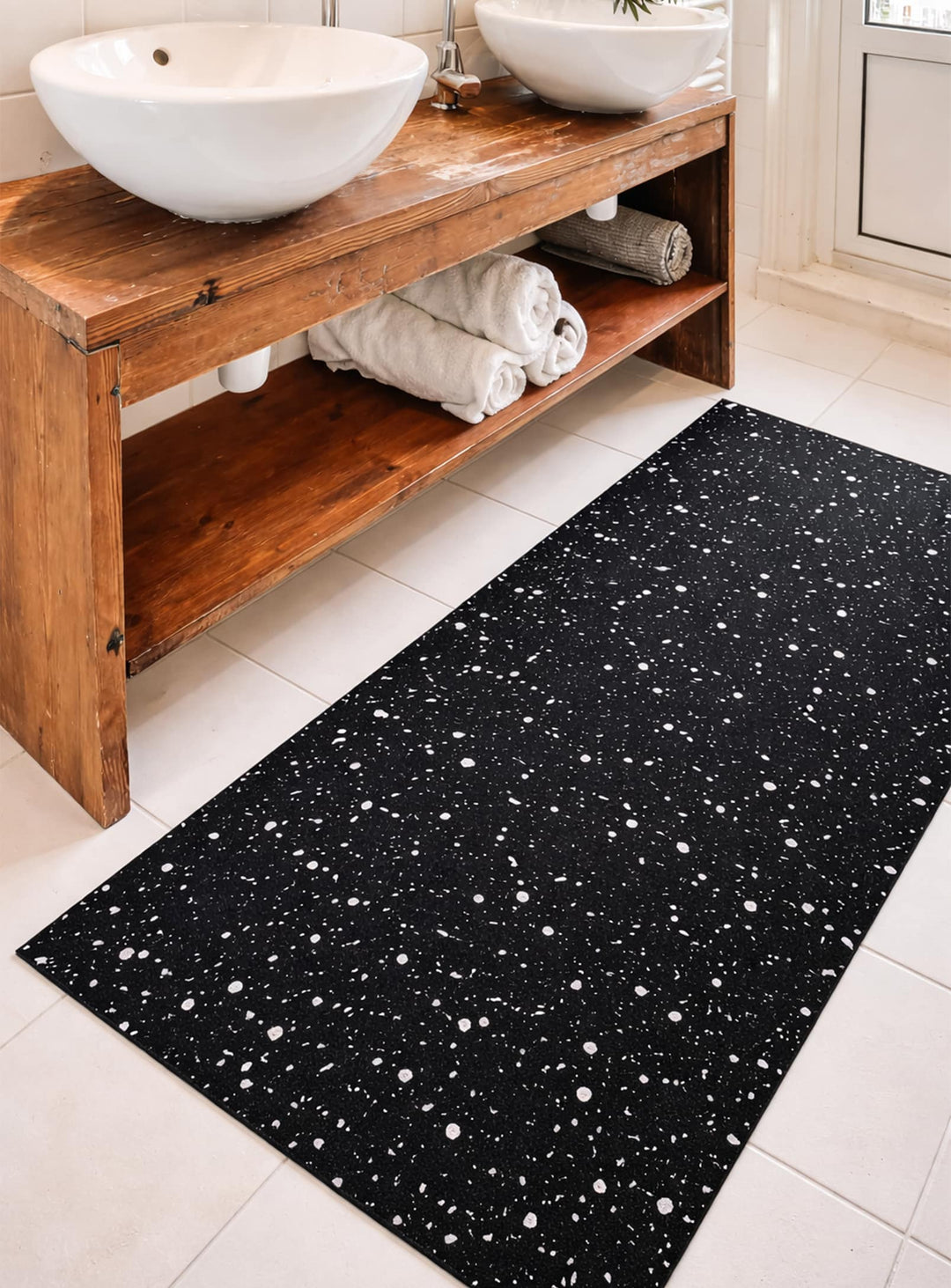 Tapis en vinyle Speckles d'Adama Alma graphique noir et blanc, design moderne et entretien facile. noir