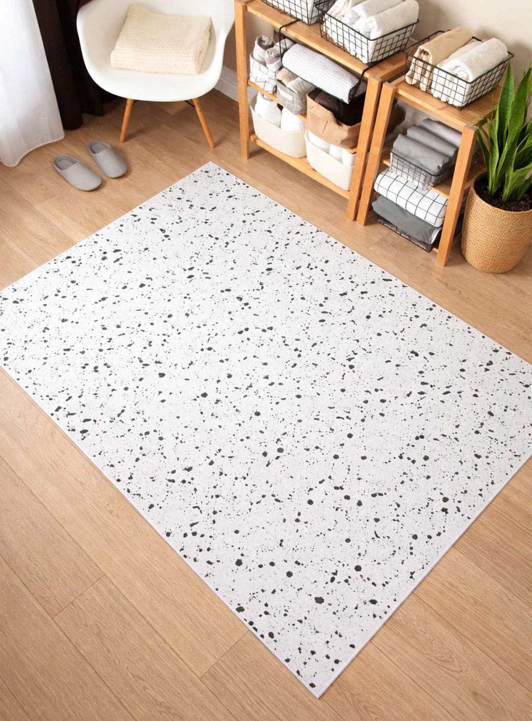 Tapis en vinyle Speckles d'Adama Alma design et durable, protège vos sols avec style. blanc