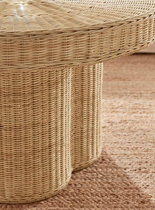 Table basse Ainsley : base sculptée, rotin naturel et allure organique.
