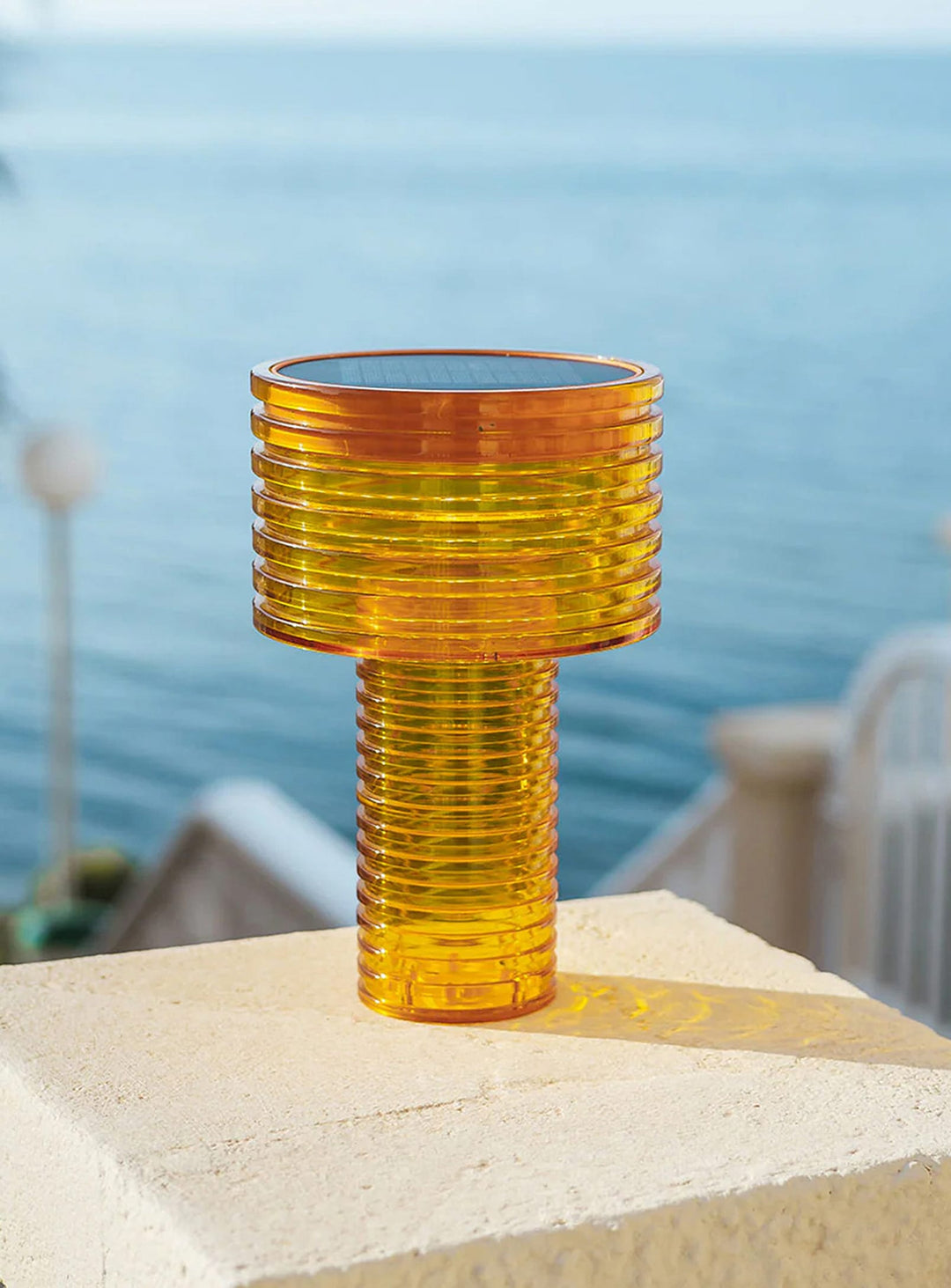 Lampe de table Ambar Newgarden : lampe sans fil, solaire et design moderne.