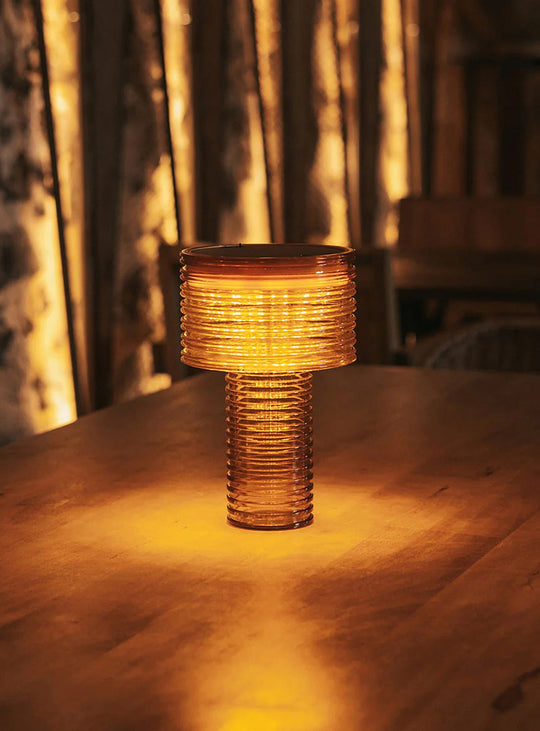 Lampe de table Ambar Newgarden : lampe moderne, solaire et lumière douce.
