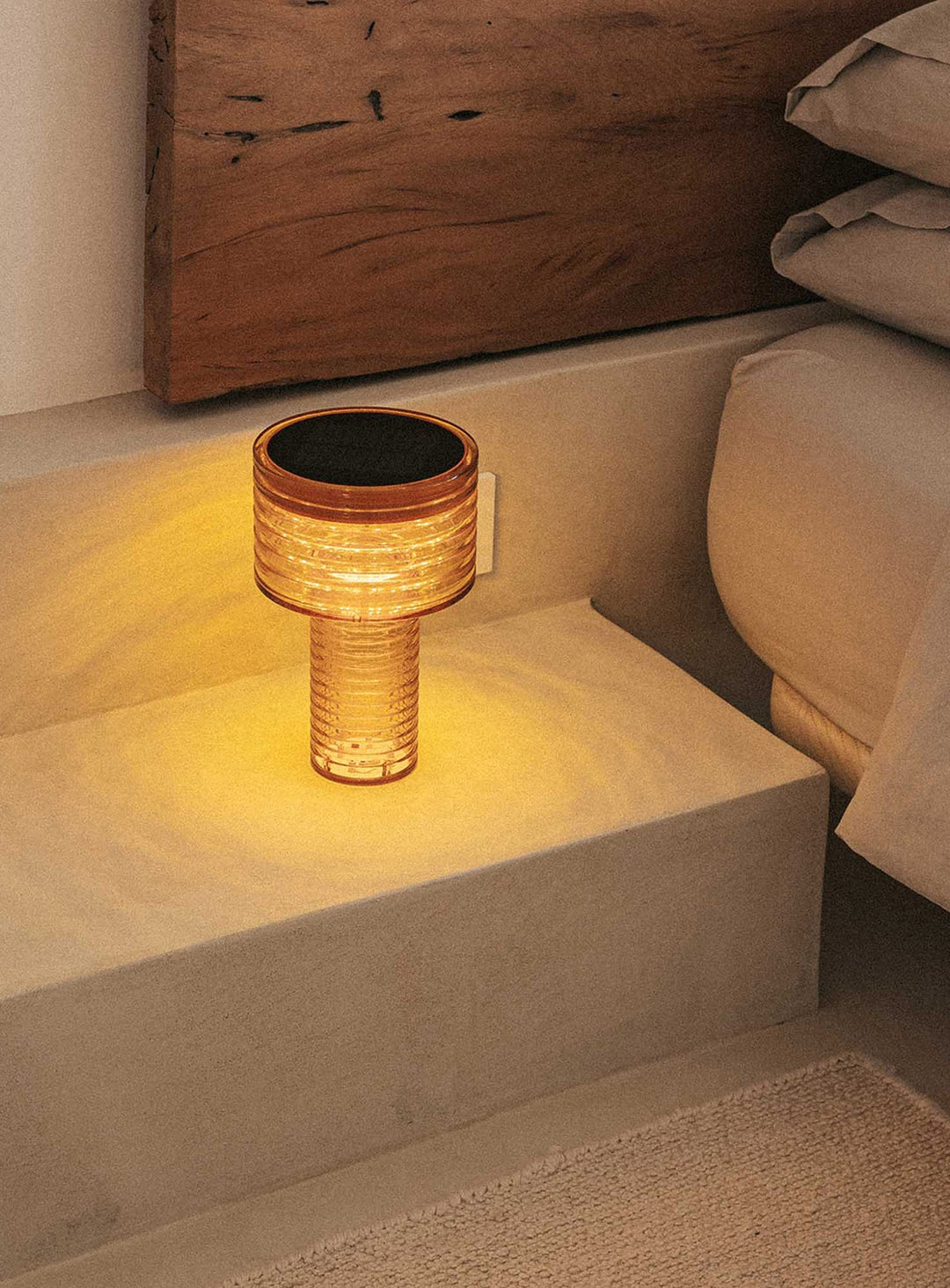 Lampe de table Ambar Newgarden : lampe LED, lumière chaude et ambiance cosy.