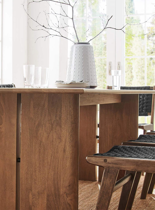 Table à dîner Amistad en bois massif, robuste et élégante au quotidien. noyer