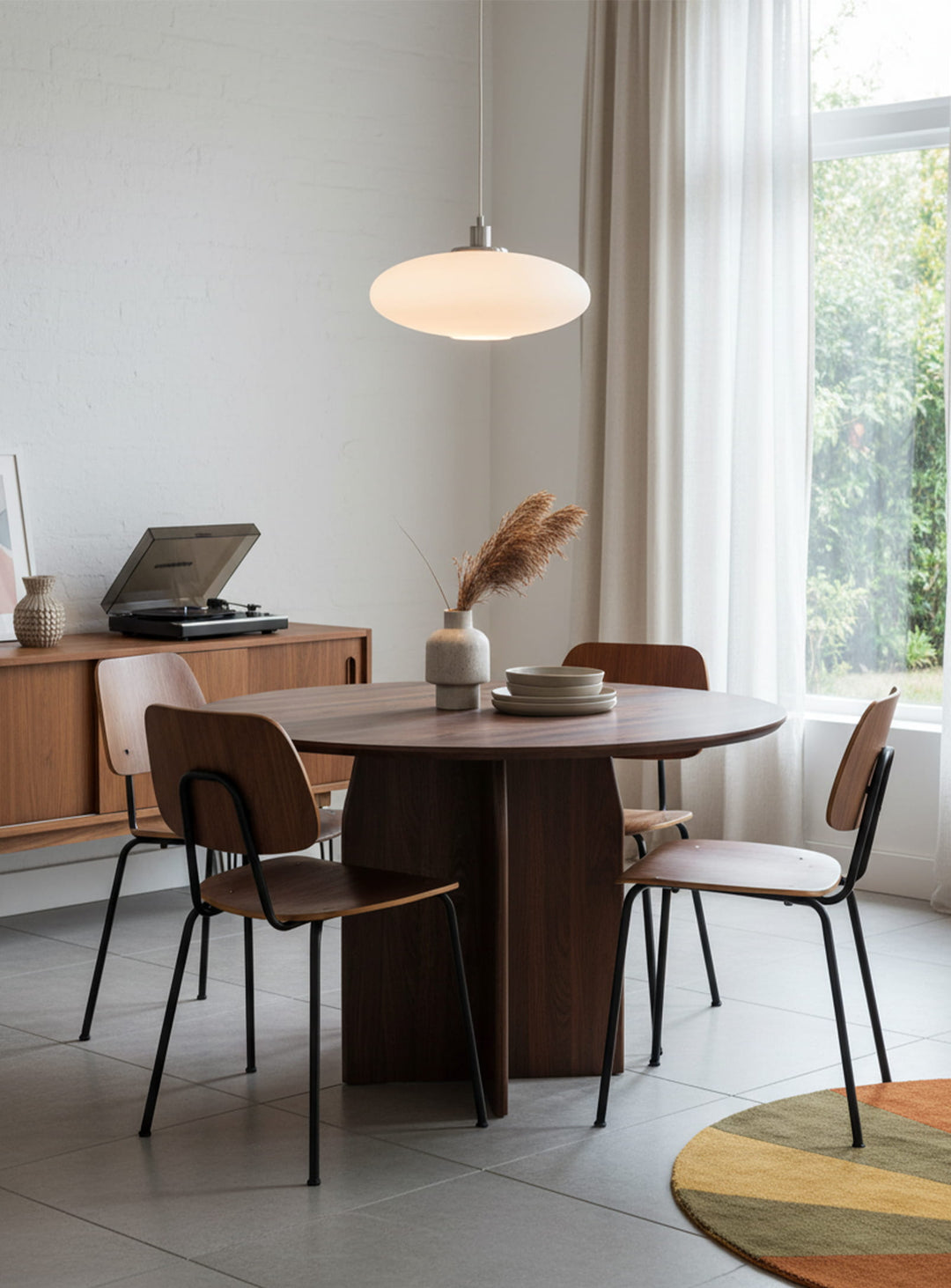 Table ronde Archer : plateau 120 cm effet bois, design épuré et chaleureux pour 4 convives.