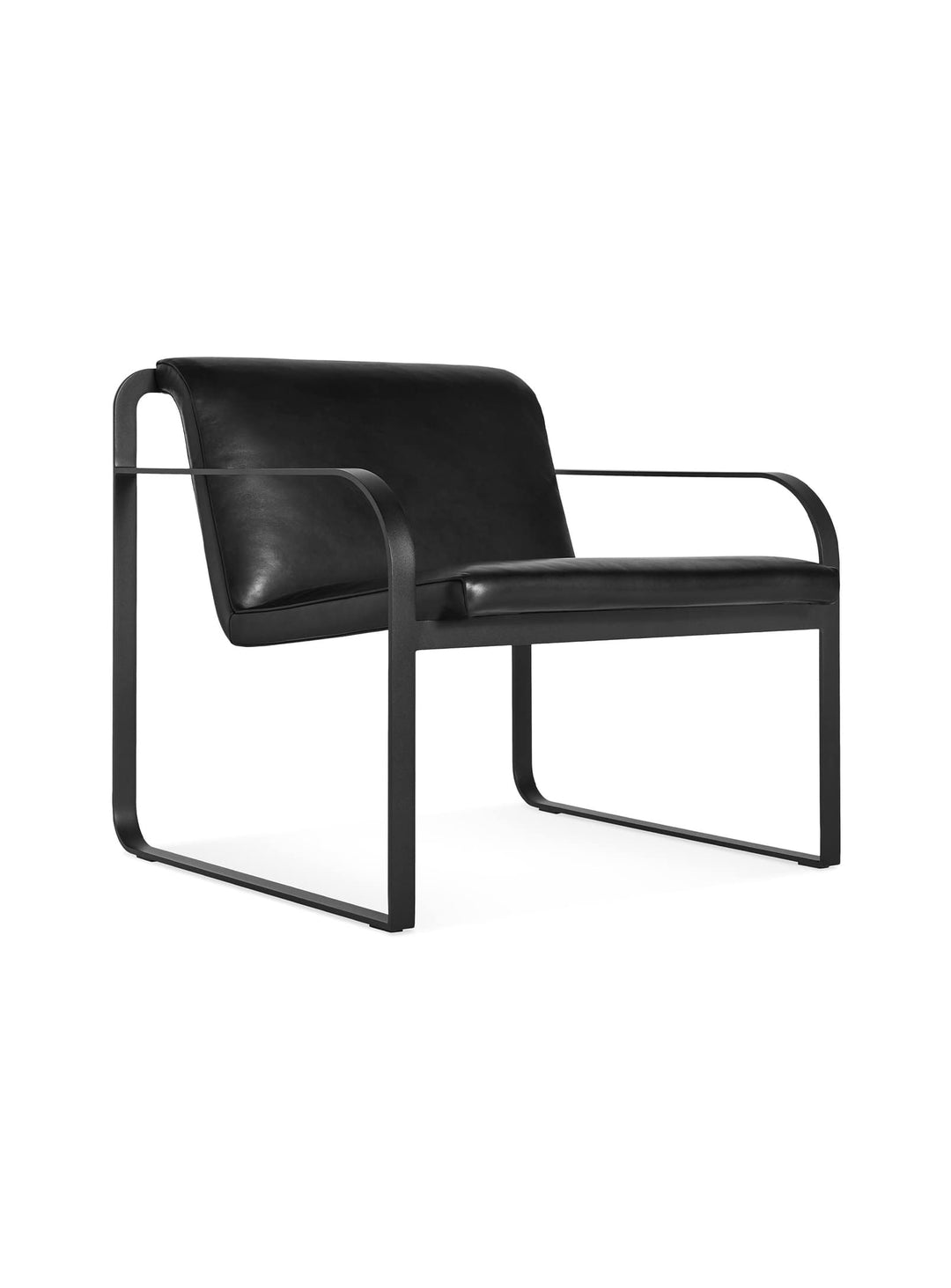 Fauteuil Skald de Blu Dot, alliance parfaite de style et confort. cuir noir
