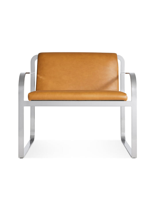 Fauteuil Skald de Blu Dot, silhouette sculpturale et ergonomie douce. cuir camel