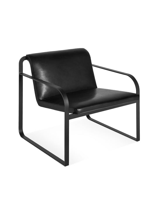 Fauteuil design Skald de Blu Dot, chic moderne et confort durable. cuir noir.