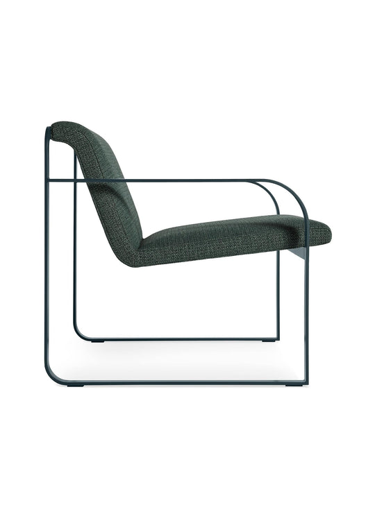 Fauteuil Skald de Blu Dot, savoir-faire italien et allure intemporelle. maharam mantle