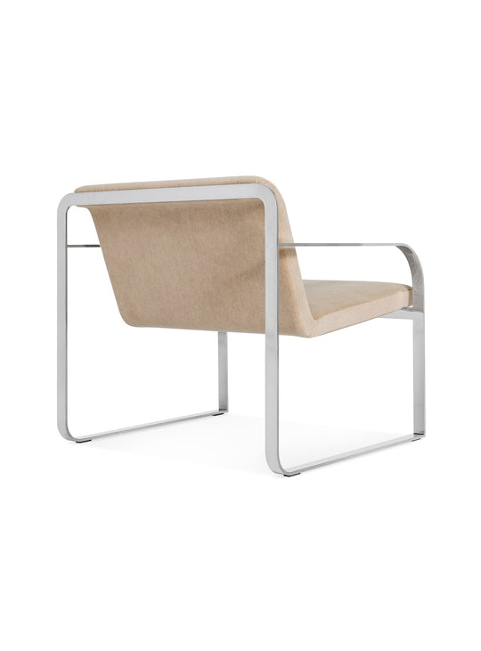 Fauteuil design Skald de Blu Dot, structure acier et confort raffiné. velours pierre