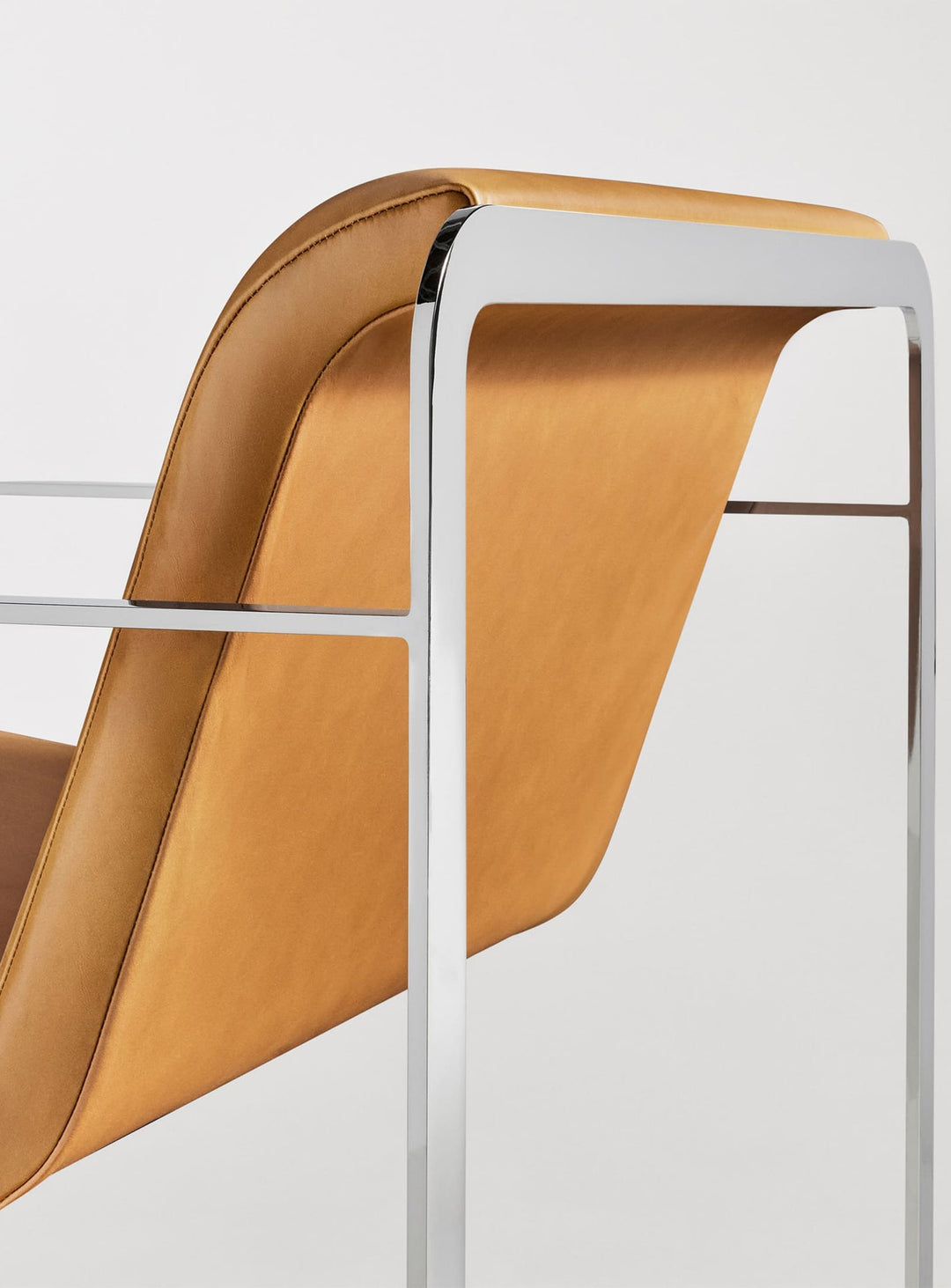 Fauteuil Skald de Blu Dot, design fluide et confort haut de gamme. cuir camel
