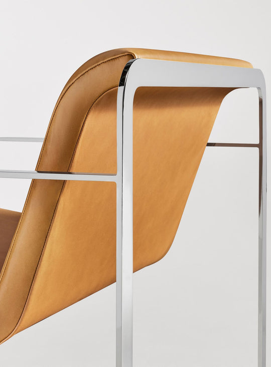 Fauteuil Skald de Blu Dot, design fluide et confort haut de gamme. cuir camel