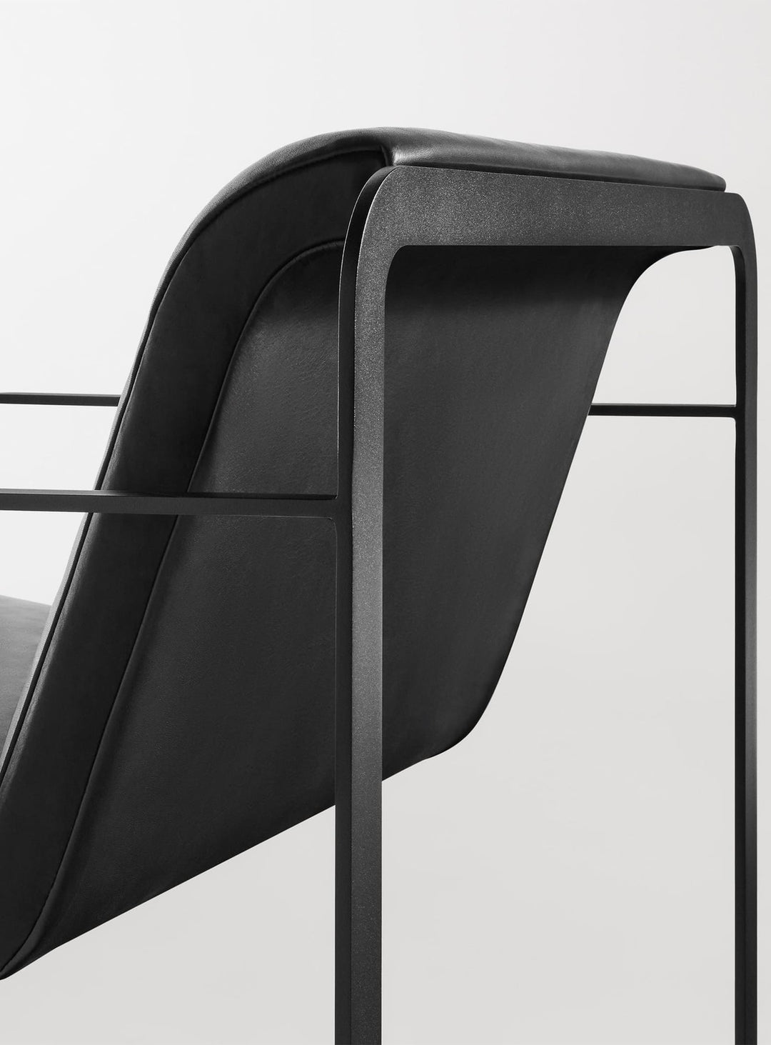 Fauteuil design Skald de Blu Dot, alliance entre rigueur et douceur. cuir noir