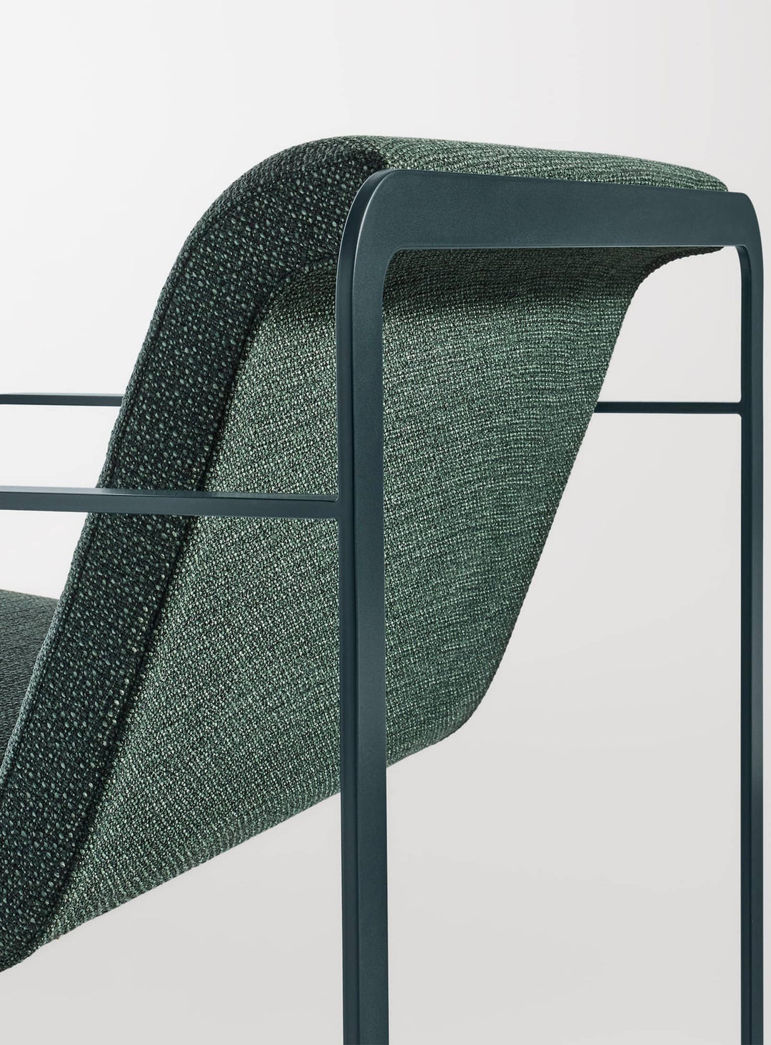 Fauteuil design Skald de Blu Dot, acier courbé et assise moelleuse. maharam mantle