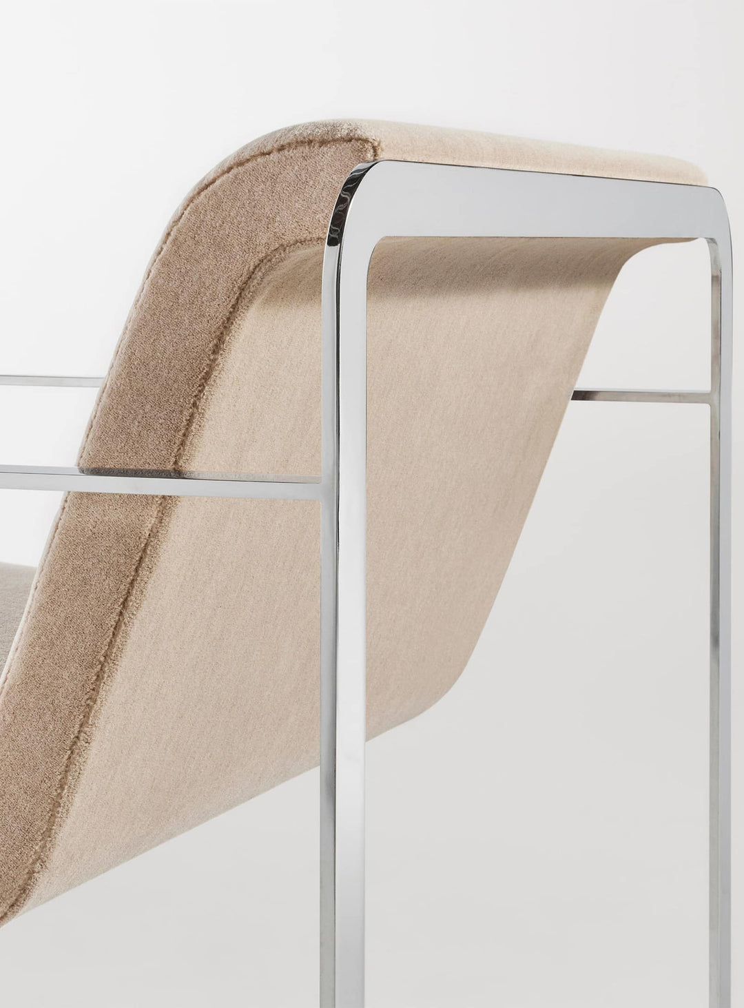 Fauteuil Skald de Blu Dot, l’élégance italienne dans votre salon. velours pierre