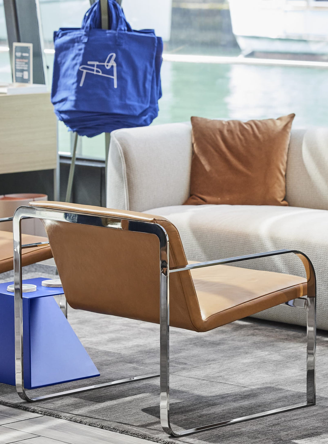 Fauteuil Skald de Blu Dot, confort italien et lignes intemporelles. cuir camel