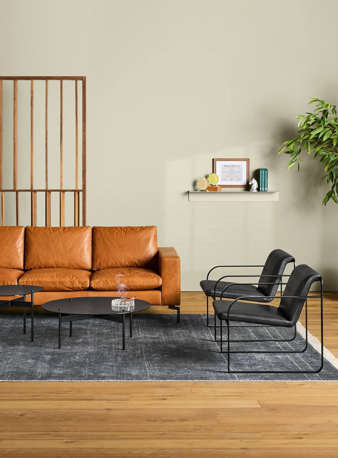 Fauteuil design Skald de Blu Dot, pièce maîtresse d’un salon élégant. cuir noir.