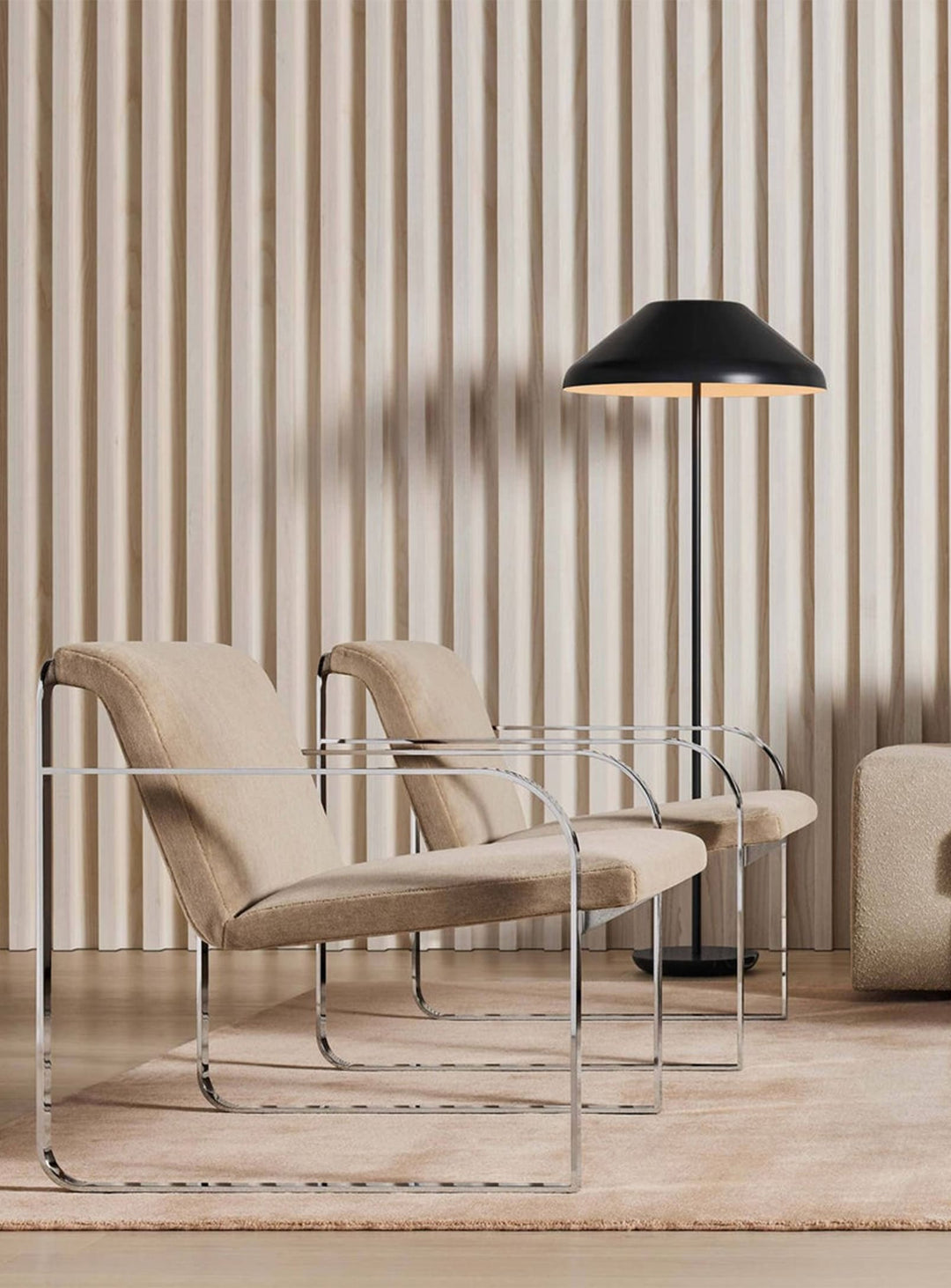 Fauteuil design Skald de Blu Dot, luxe discret et confort absolu. velours pierre