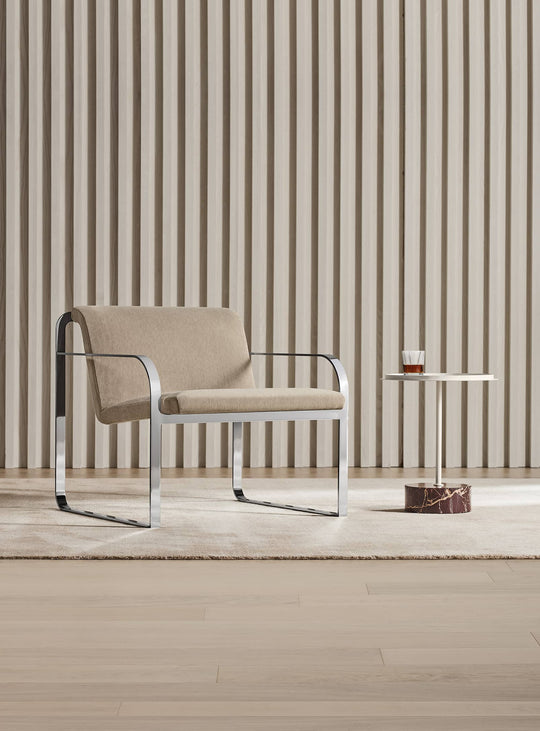 Fauteuil Skald de Blu Dot, design italien et confort sculptural. velours pierre