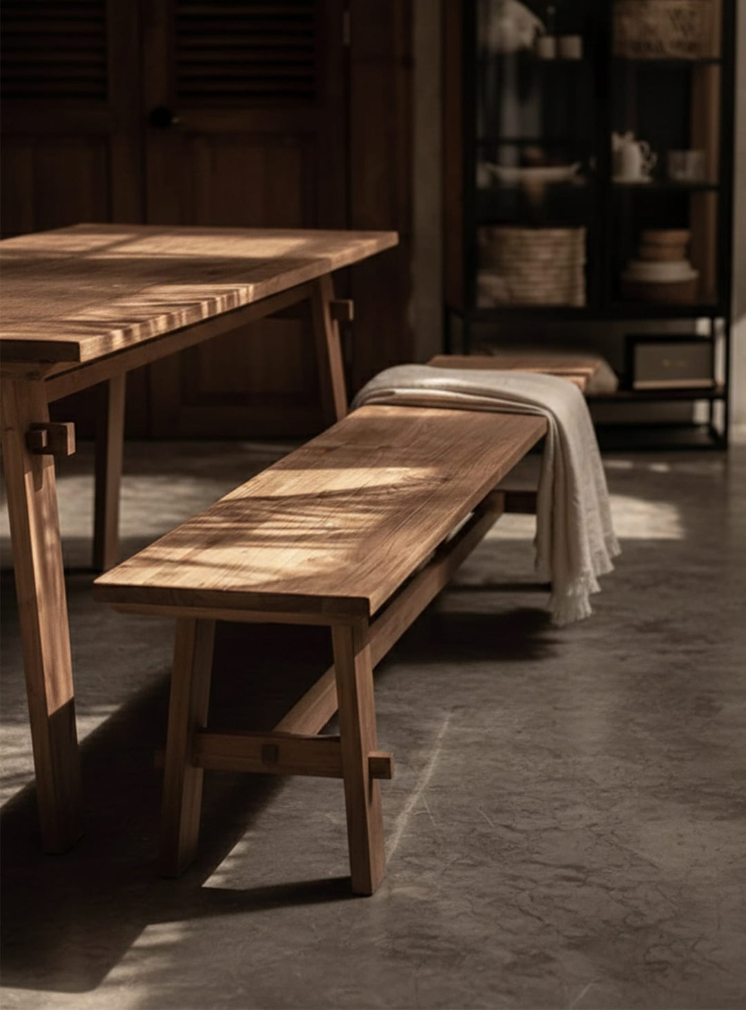 Banc Artisan : bois de teck de Java et design inspiré de la tradition.
