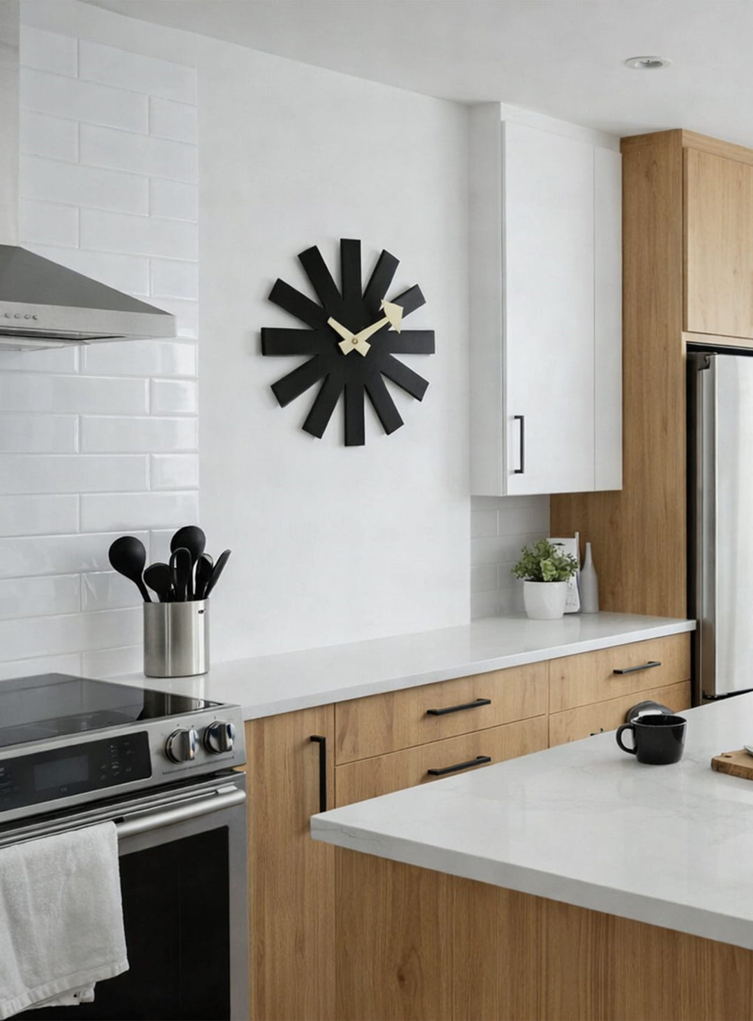 Horloge Asterisk, icône mid-century au motif étoilé en bois élégant. noir