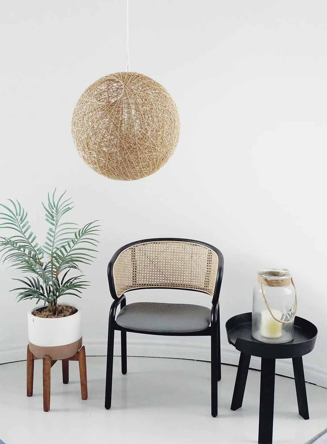 Chaise à dîner Bali au design élégant, alliant métal, tissu et cannage.