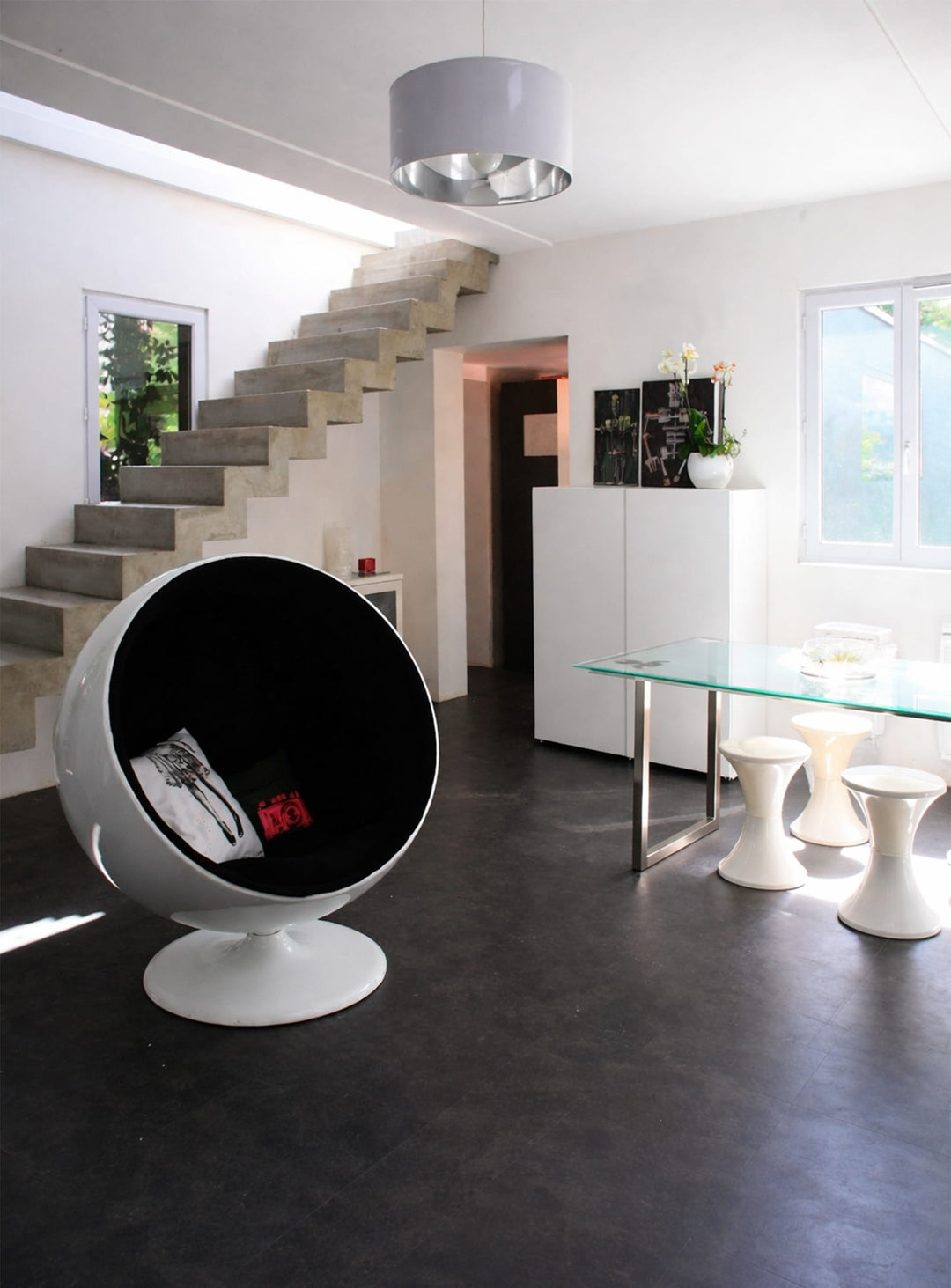 Fauteuil Ball, design rétro-futuriste et cocon de détente inspiré des années 60. noir