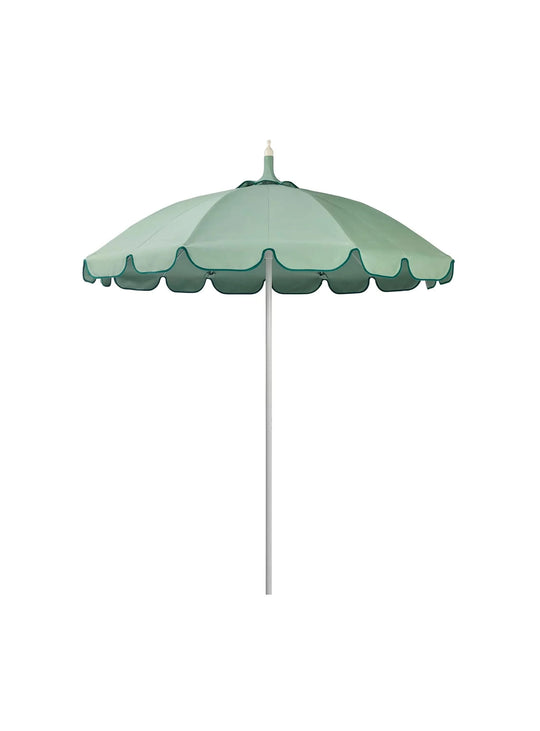 Parasol Pagoda de Basil Bangs ombrage élégant pour terrasse et hôtel. sauge