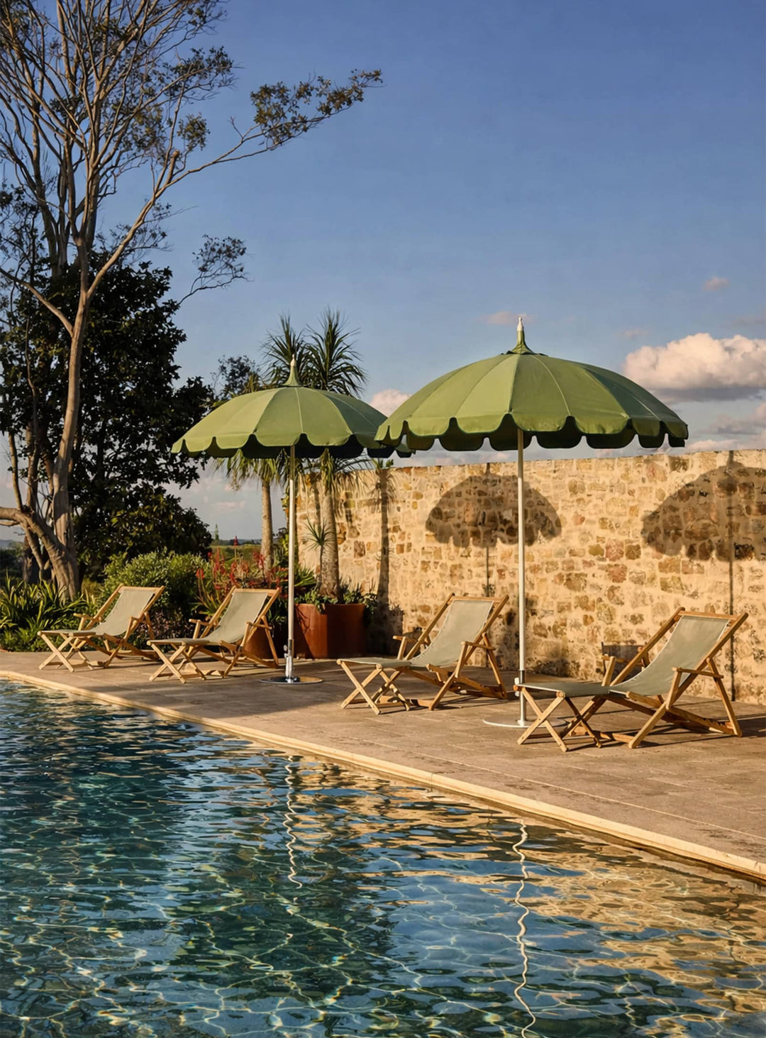 Parasol Pagoda de Basil Bangs design vintage 70s et performance commerciale. sauge