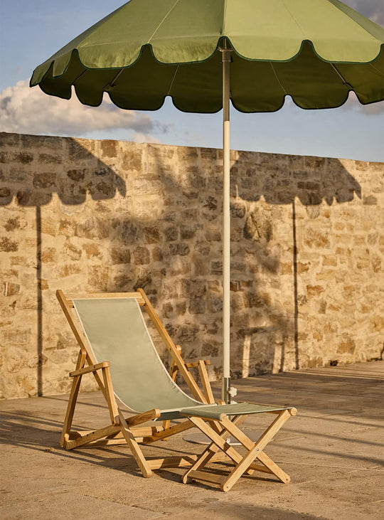 Parasol Pagoda de Basil Bangs style rétro chic et durabilité supérieure. sauge