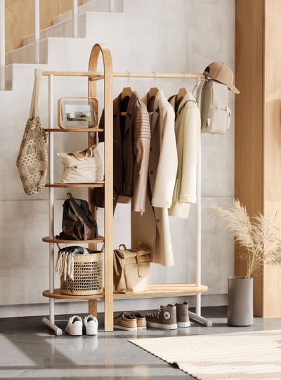 Porte-vêtements Bellwood d’Umbra, un rangement multifonctionnel avec tringle en acier et étagères spacieuses pour une organisation optimale. Naturel.