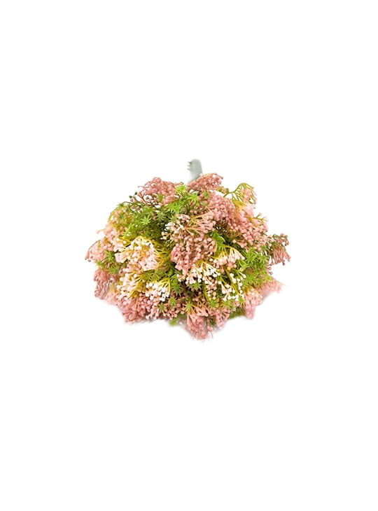 Optez pour le petit bouquet de baies, une déco florale compacte et durable. rose