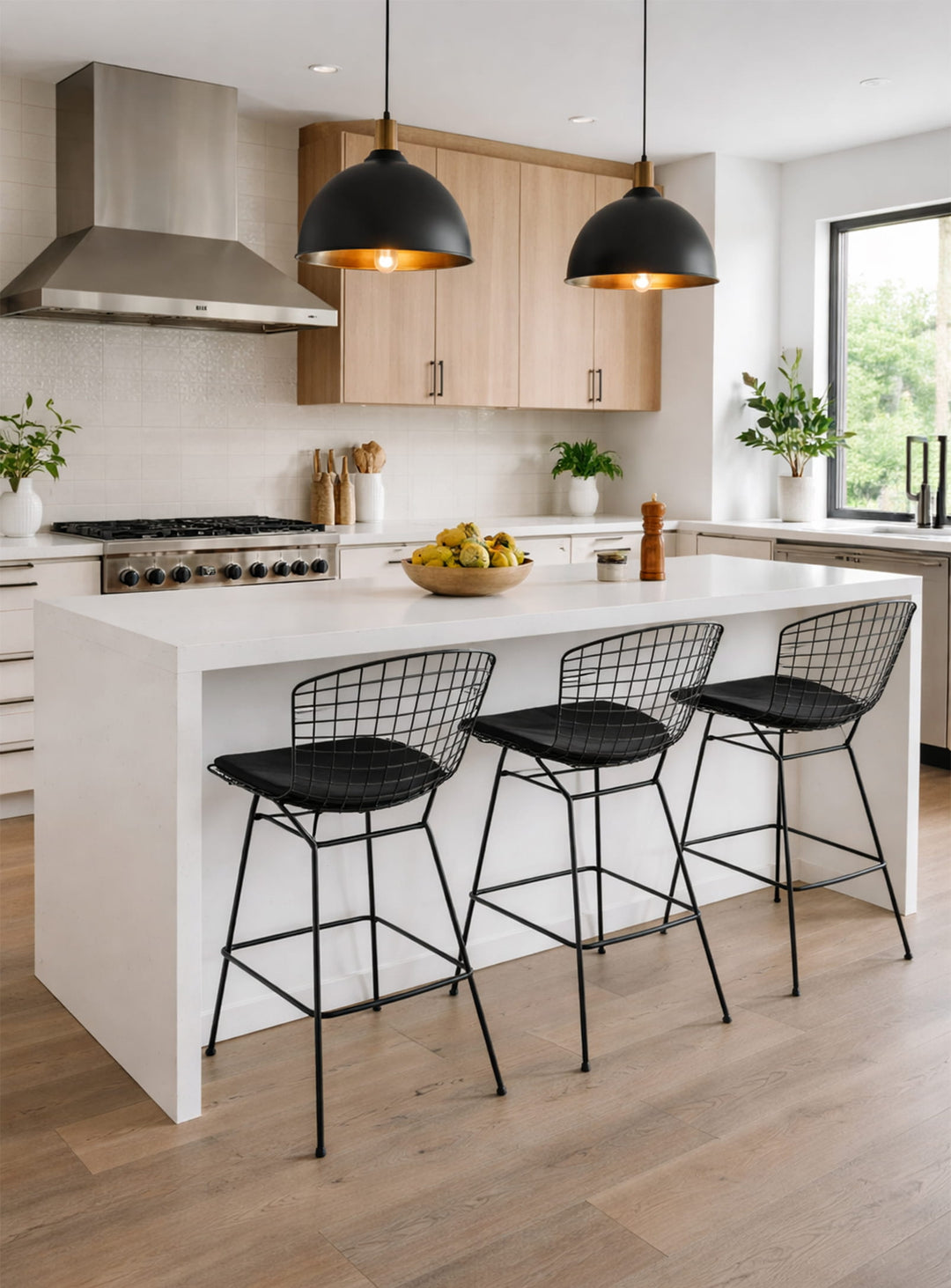 Le tabouret de comptoir Bertoia chez Nüspace allie design iconique, confort ergonomique et style intemporel. noir