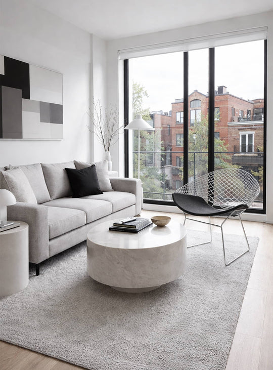 Icône du design, la chaise lounge Bertoia Diamond associe esthétique pure et confort premium. noir