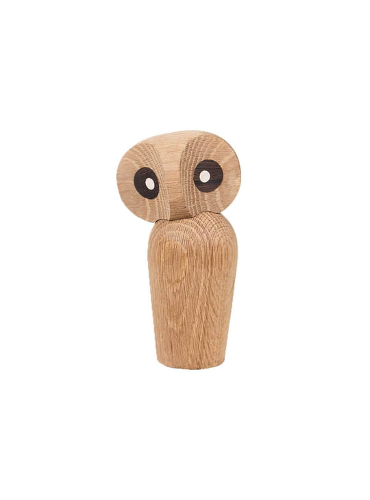 Figurine hibou en bois, touche de mystère et de charme naturel.