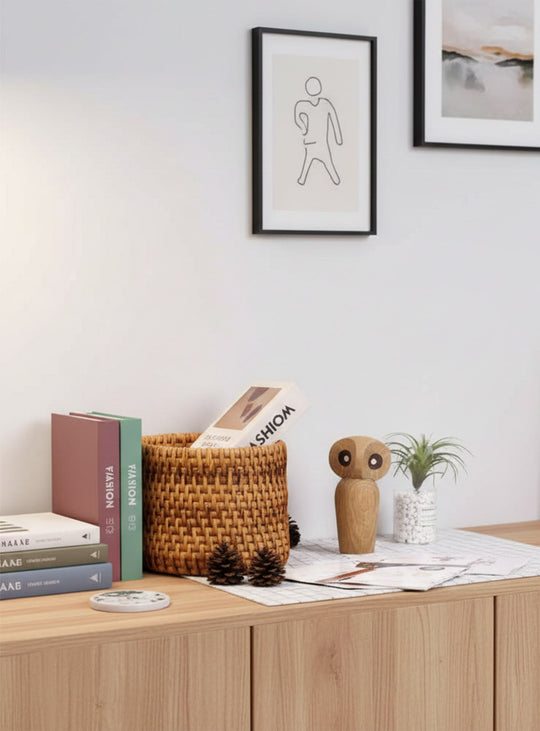 Hibou en bois sculpté, objet décoratif apaisant et authentique.