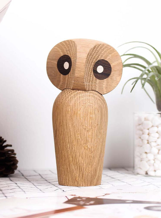 Hibou en bois décoratif, symbole de sagesse et de sérénité.