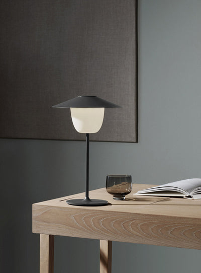 Lampe de table Blomus Mini Ani, LED rechargeable au design compact et élégant. charbon