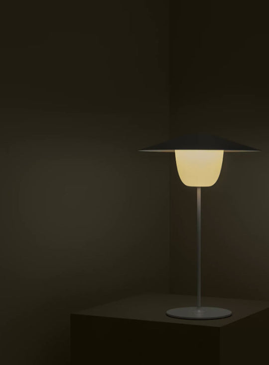 Lampe de table Blomus Ani, 120 lumens et autonomie jusqu’à 24 heures. charbon