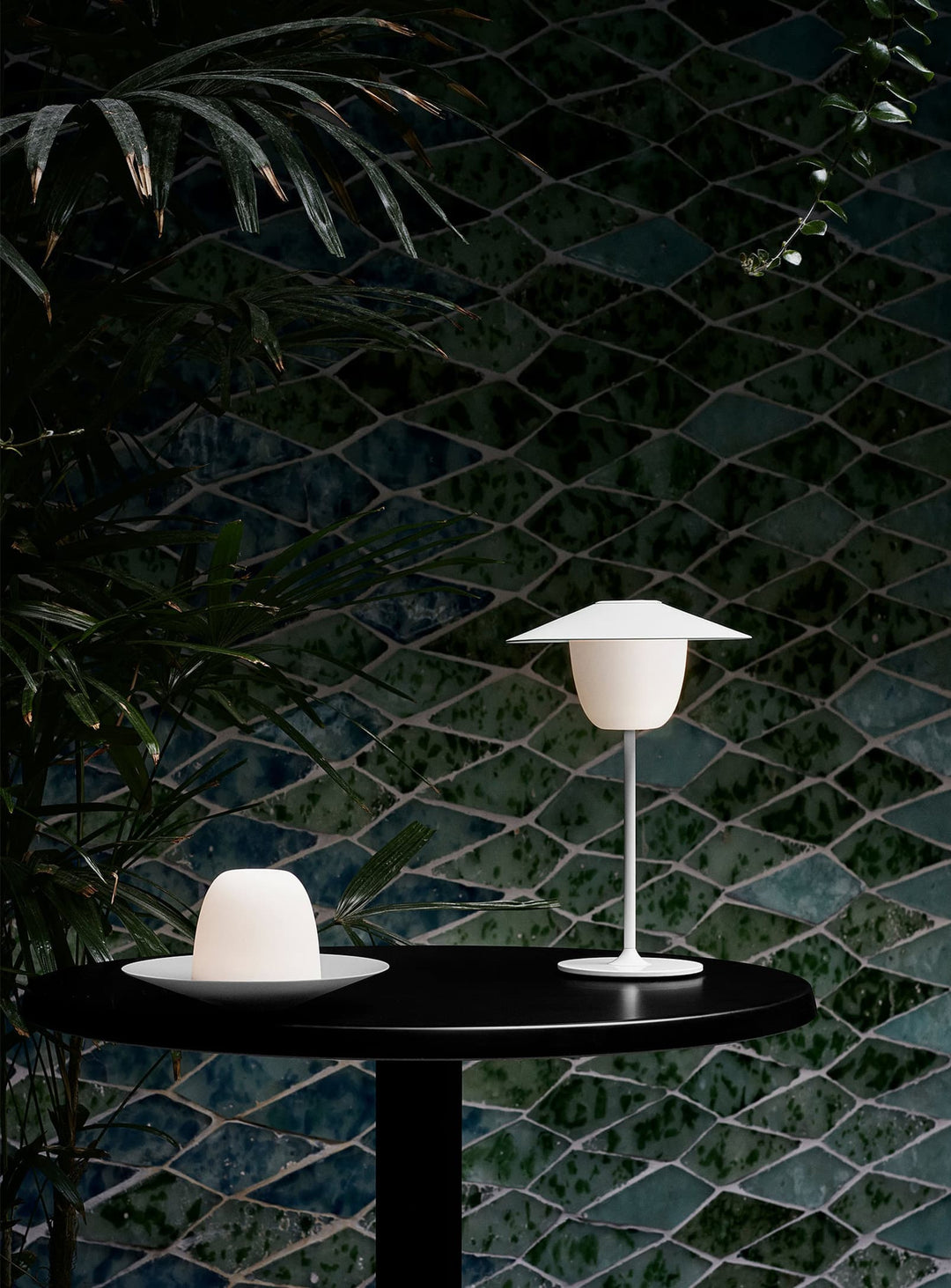 Lampe de table Blomus Ani, LED rechargeable au design élégant et nomade. blanc