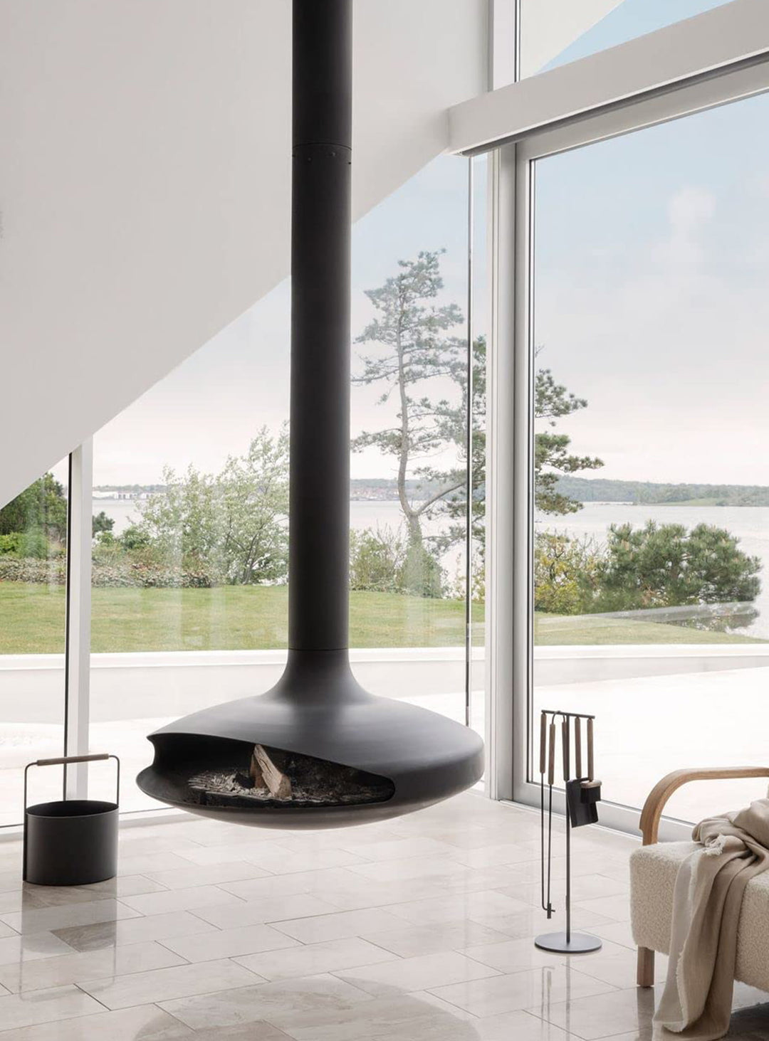 Panier à bois Blomus Ashi, rangement organisé et esthétique près de la cheminée. brun