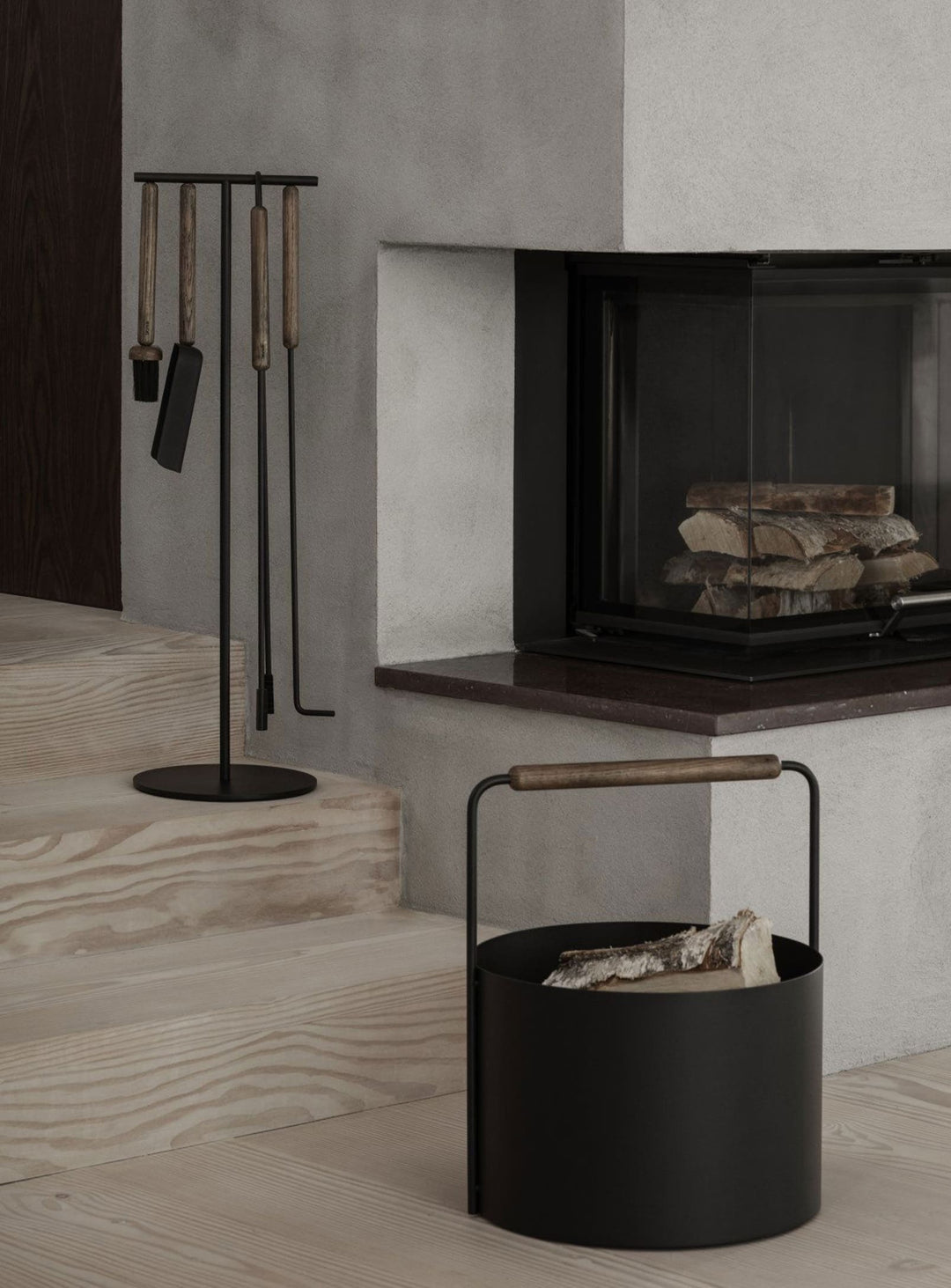 Panier à bois Blomus Ashi, design élégant en acier et chêne naturel. brun