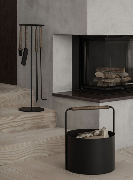 Panier à bois Blomus Ashi, design élégant en acier et chêne naturel. brun