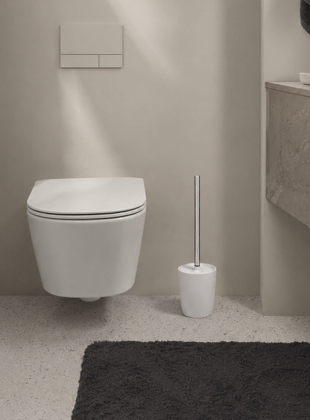 Brosse WC Ava de Blomus, un accessoire élégant en acier, silicone et plastique pour une salle de bain moderne. blanc