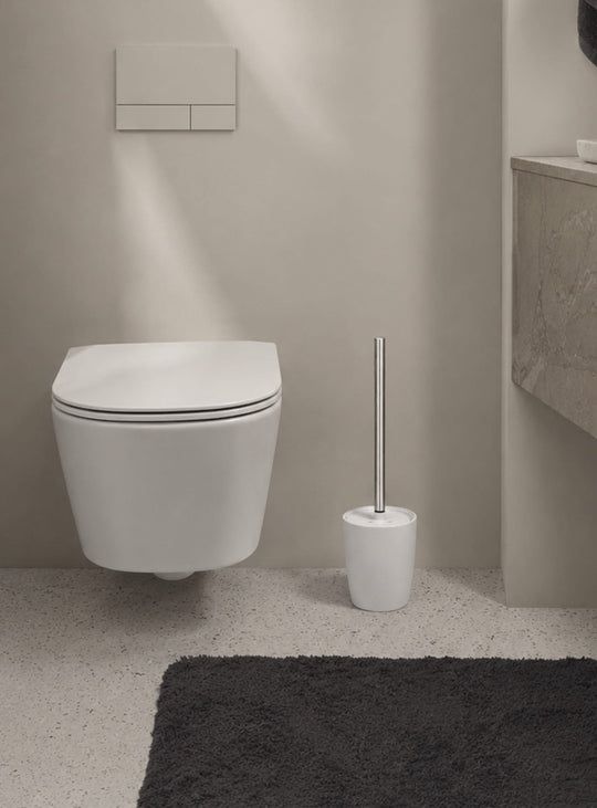 Brosse WC Ava de Blomus, un accessoire élégant en acier, silicone et plastique pour une salle de bain moderne. blanc