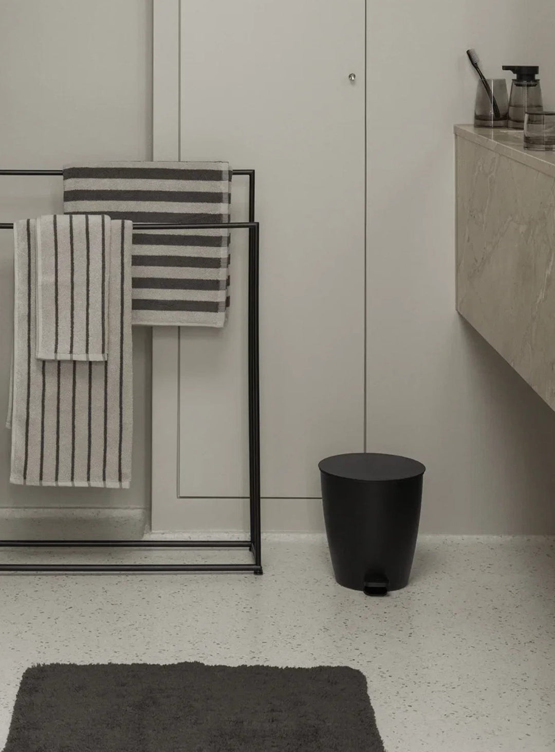 Ava pedal bin