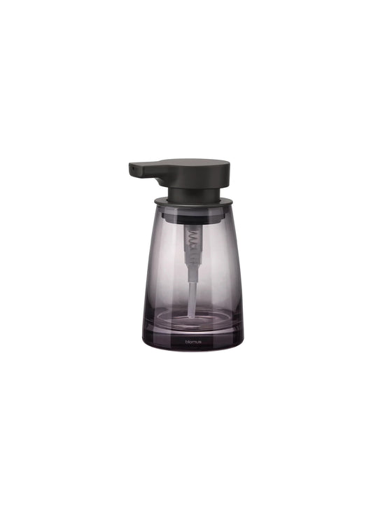 Le distributeur de savon Ava de Blomus associe verre soufflé bouche, design raffiné et courbes élégantes. noir