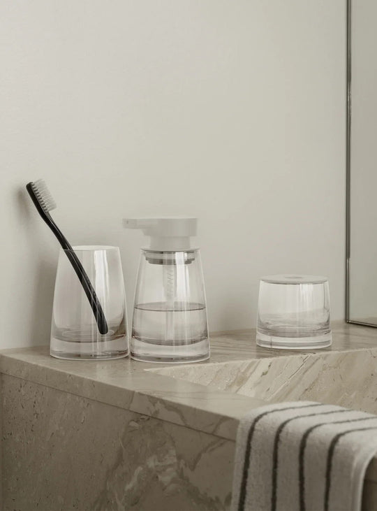 Distributeur de savon Ava de Blomus en verre soufflé bouche, disponible en blanc, noir ou sable. blanc